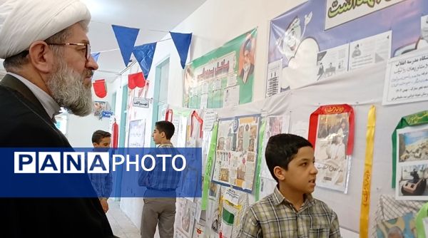 افتتاحیه نمایشگاه مدرسه انقلاب در دبیرستان شهید سلیمانی