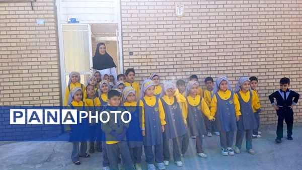 قدردانی از کارکنان خانه‌های بهداشت روستای فدافن در روز پرستار