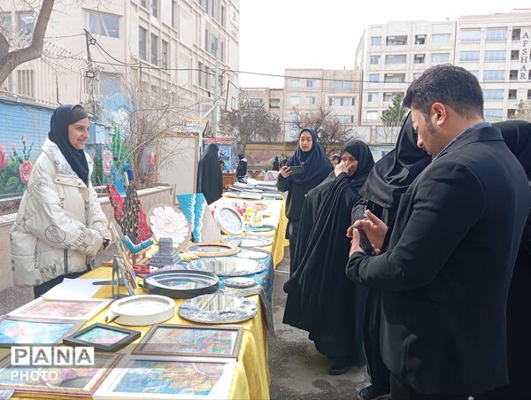 بازارچه کسب و کار دانش آموزی در دبیرستان افشار نژاد ناحیه پنج مشهد