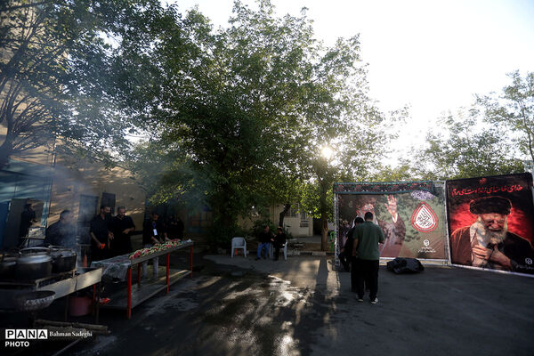 بازدید رئیس دانشگاه فرهنگیان از موکب‌های پذیرای زائرین مراسم امام شهید در این دانشگاه