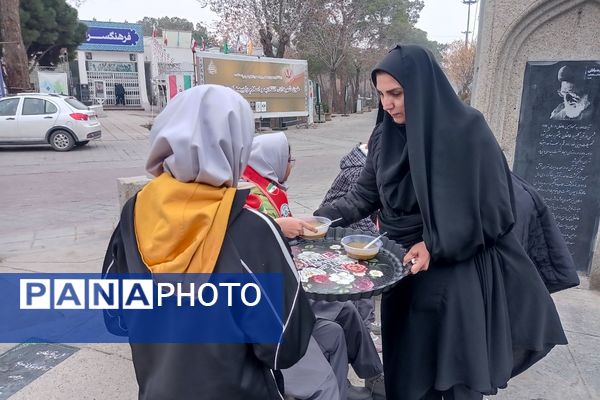 تجدید میثاق دانش‌آموزان پیشتاز ناحیه دو شهرری با امام و شهدا 