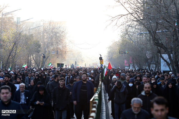 تجمع سوگواران رهبر شهید انقلاب در مقابل دانشگاه تهران