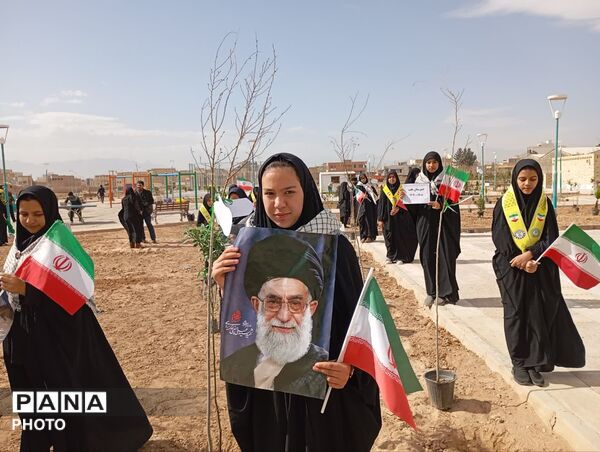 دانش‌آموزان دبیرستان عفت در کاشت ۱۰۰۰ درخت شریک شدند