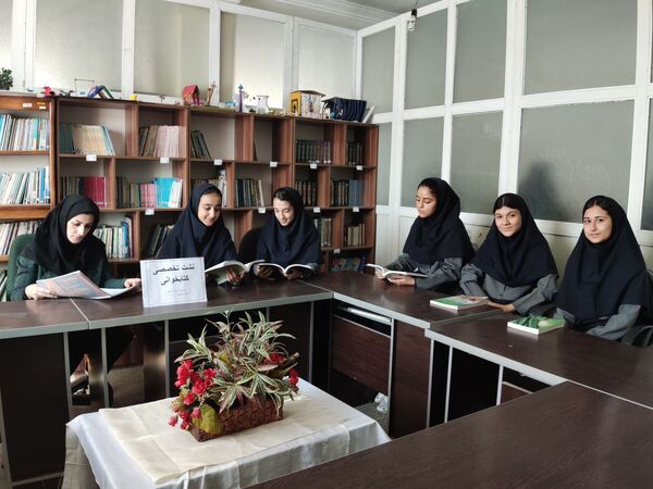  نمایشگاه کتاب در آموزشگاه شهدای معلم ۲