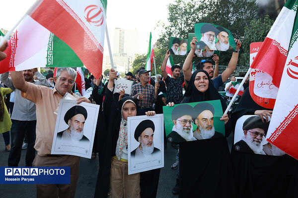 تجمع مردمی بشارت فتح در میدان انقلاب
