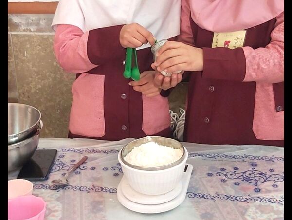 شیرینیِ دوستی اردوی دختران مهدیه در کارگاه شیرینی‌پزی کانون  امام خمینی(ره)