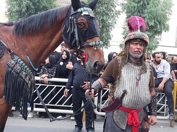 استقبال عزاداران حسینی از کاروان نمادین اسرای کربلا در قم