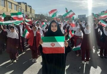 طنین زنگ انقلاب در دبستان دخترانه معلم ناحیه یک یزد