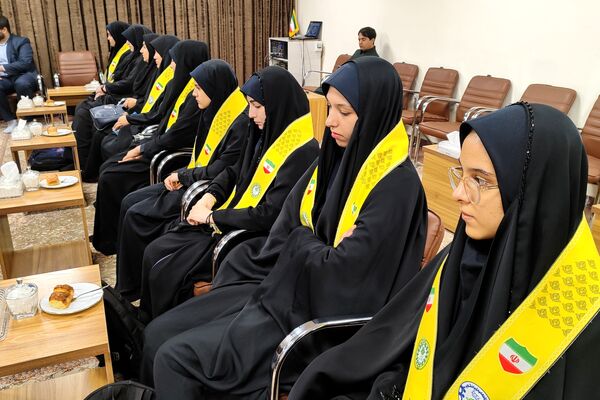 دیدار دختران دانش‌آموز سنندجی با نماینده ولی‌فقیه در کردستان 