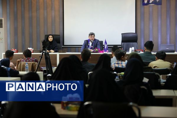 نشست صمیمی دانش‏‌آموز خبرنگاران و نمایندگان مجلس دانش‌آموزی آذربایجان شرقی با علی فلاحتکار