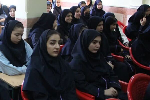 دیدار صمیمی امام‌جمعه رودهن با دانش‌آموزان و کارکنان دبیرستان آیت‌الله طالقانی رودهن 
