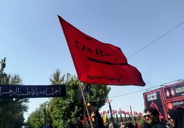 آیین پیاده روی دلدادگان اربعین حسینی با حضور پر شور مردم نیشابور