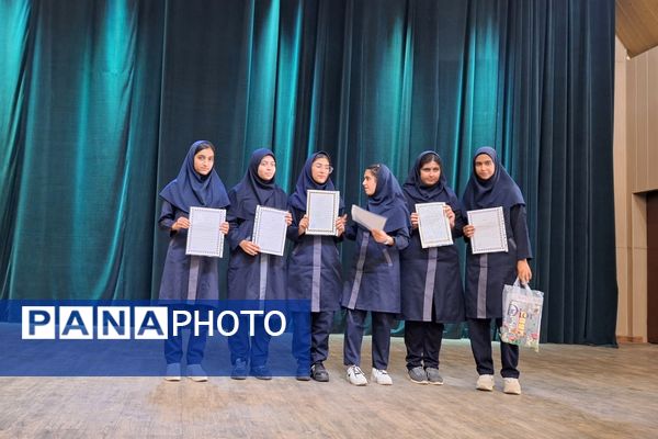 تجلیل از دانش‌آموزان رتبه‌های برتر دبیرستان پویش ناحیه 3 شیراز 