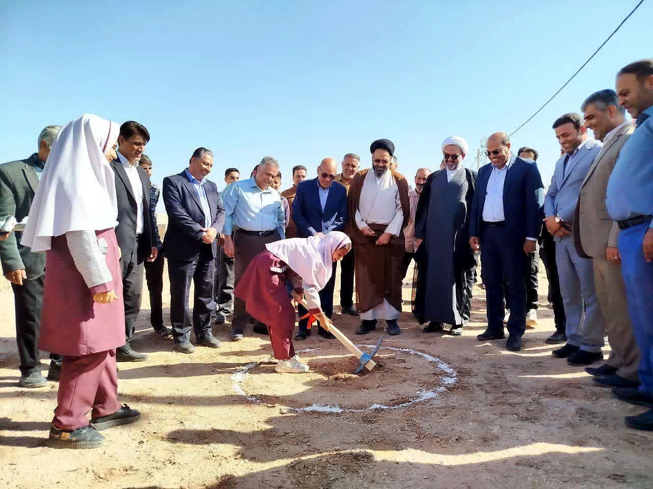 آئین کلنگ‌زنی یک طرح آموزشی ۹ کلاسه خیرساز در روستای بهادران مهریز