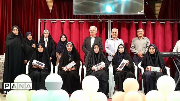جشن ستارگان و تجلیل از شاگردان برتر آموزشی و فرهنگی دبیرستان شاهد بحرینیان ناحیه۴ 