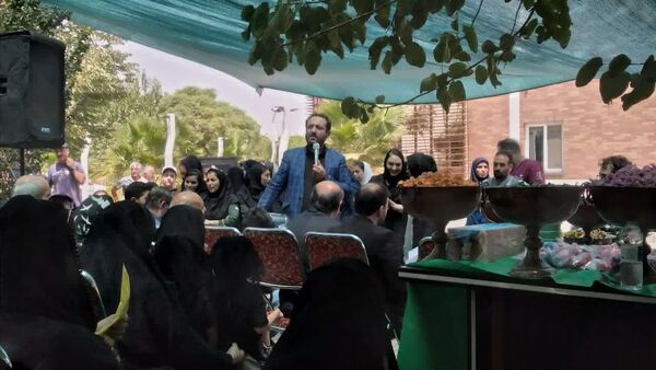 برپایی سفره‌ی احسان در محوطه بیمارستان فوق تخصصی آیت‌الله یثربی کاشان