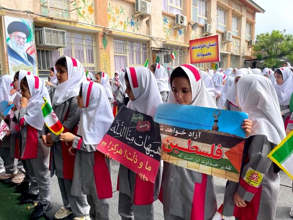 دانش‌آموزان دبستان دخترانه شاهد محمودآباد شعار مرگ بر اسرائیل سردادند