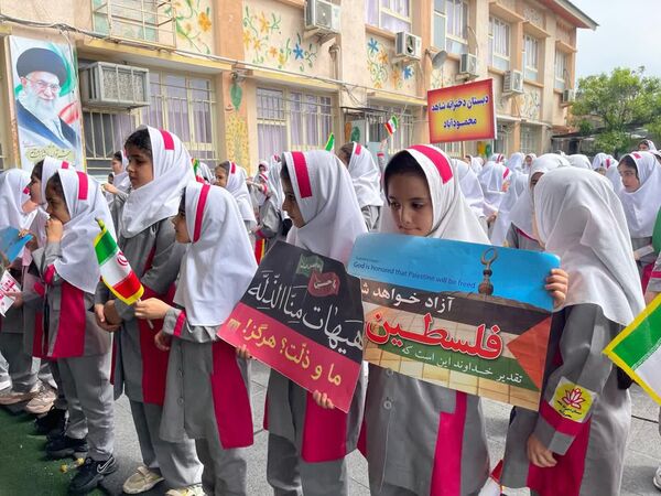 دانش‌آموزان دبستان دخترانه شاهد محمودآباد شعار مرگ بر اسرائیل سردادند