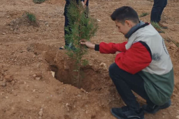 کاشت نهال در  شهر ایزدخواست به‌مناسبت هفته درختکاری