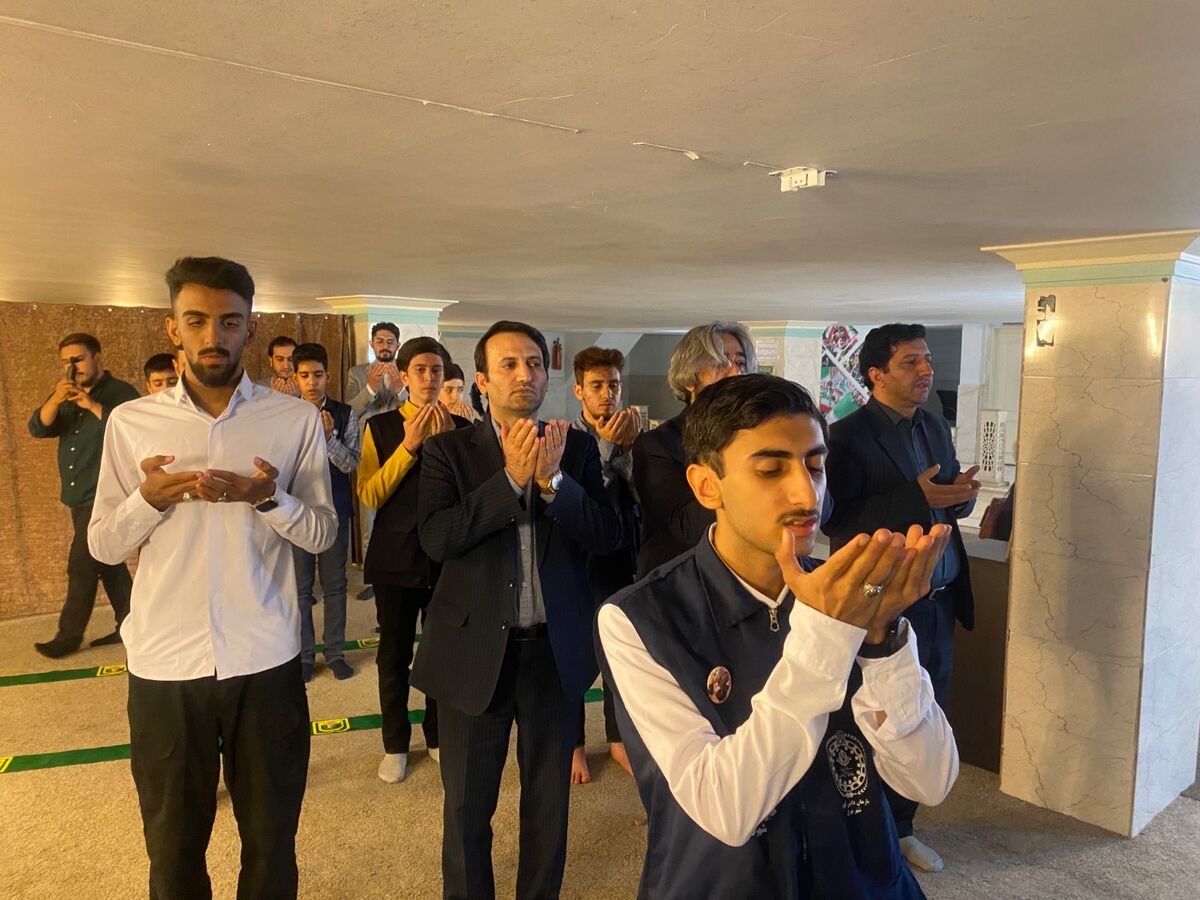 اقامه نماز جماعت به امامت دانش‌آموز خبرنگار پانا با حضور سخنگوی وزارت آموزش‌وپرورش