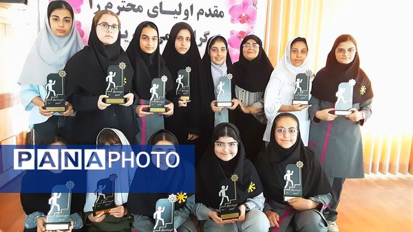 آیین تجلیل از ورودی‌های جدید دبیرستان فرزانگان قائمشهر