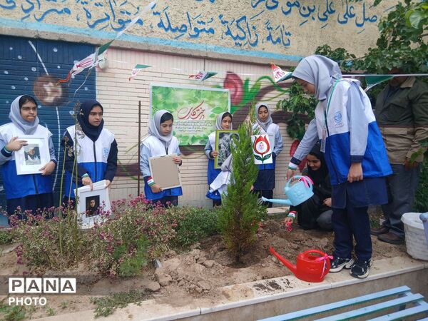 مراسم نهال امید یادواره شهید جاوید الاثر ماکان نصیری درمدرسه میثاق ناحیه ۳