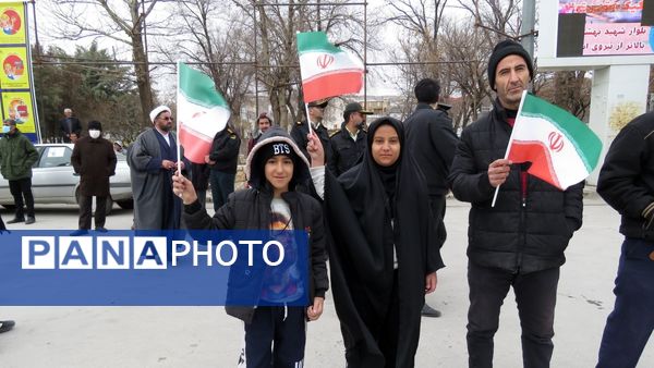 از نوجوان تا کهنسال؛ همه اقشار نورآباد در صف‌های متحد راهپیمایی ۲۲ بهمن