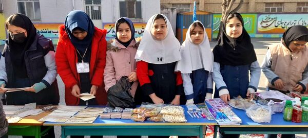 برپایی بازارچه فروش به‌مناسبت دهه فجر در مدرسه ربابه هاشمیان یزدی