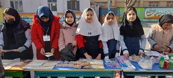 برپایی بازارچه فروش به‌مناسبت دهه فجر در مدرسه ربابه هاشمیان یزدی