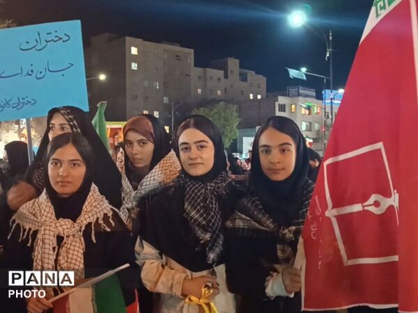 حضور دانش‌آموزان و نوجوانان در راهپیمایی شبانه اردبیل