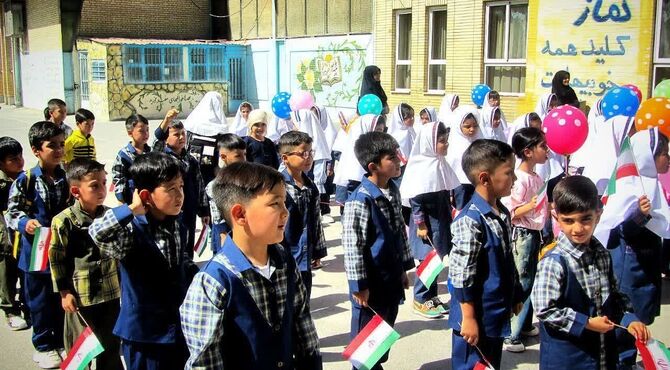 جشن شکوفه‌های پایه اول دبستان بنت الهدى و آیت الله صدر فلاورجان با حضور مسئولین شهرستان 
