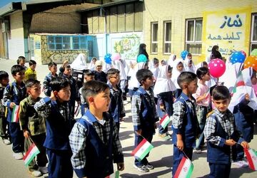 جشن شکوفه‌های پایه اول دبستان بنت الهدى و آیت الله صدر فلاورجان با حضور مسئولین شهرستان 