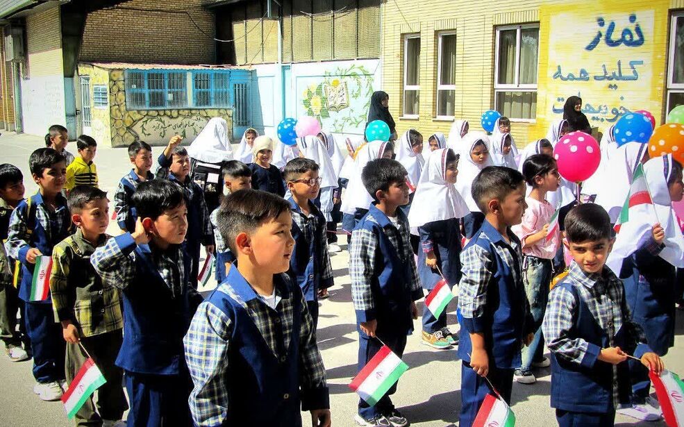 جشن شکوفه‌های پایه اول دبستان بنت الهدى و آیت الله صدر فلاورجان با حضور مسئولین شهرستان 