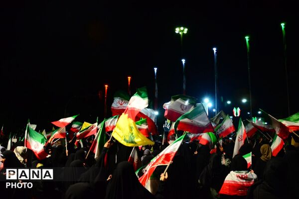 تقدیر از معلمان و فعالان فرهنگی در هفته گرامیداشت مقام معلم در میدان شهید بروجردی 