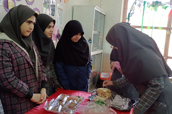 برگزاری نمایشگاه مشاغل خانگی در دبیرستان شاهد ام ابیها، شهرستان آباده