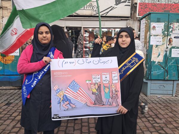 حضور دانش‌آموزان زنجانی در راهپیمایی روز ۱۳ آبان 