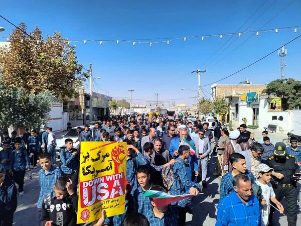 حضور پررنگ دانش‌آموزان شهر لپویی در راهپیمایی 13 آبان 
