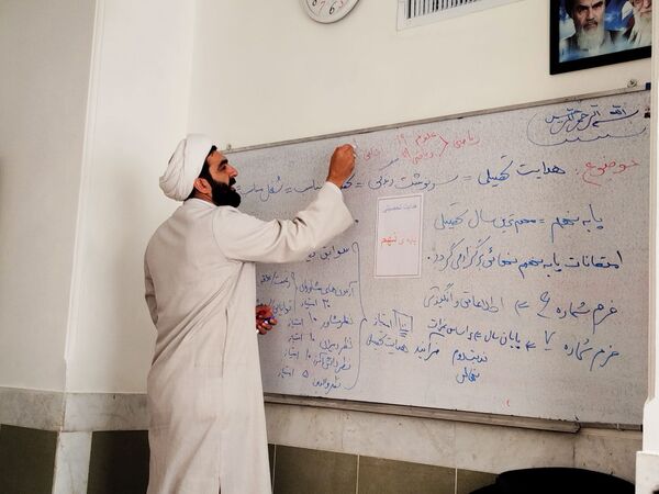 هدایت تحصیلی دانش‌آموزان در دبیرستان میثاق 