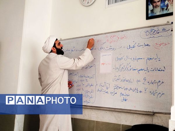 هدایت تحصیلی دانش‌آموزان در دبیرستان میثاق 