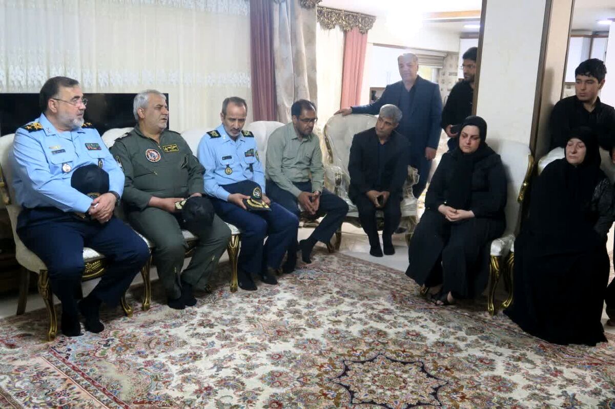 دیدار فرمانده نیروی هوایی با خانواده شهدای کادرپرواز بالگرد رئیس‌جمهور
