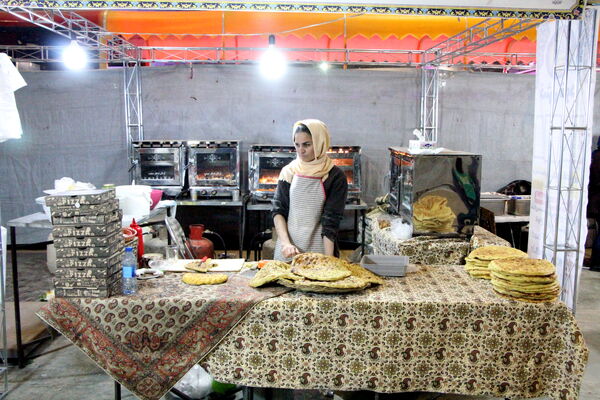 نمایشگاه شادمانه نور در یزد