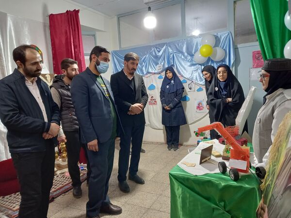 افتتاحیه نمایشگاه مدرسه انقلاب در آموزشگاه فرزانگان شهرستان قدس 