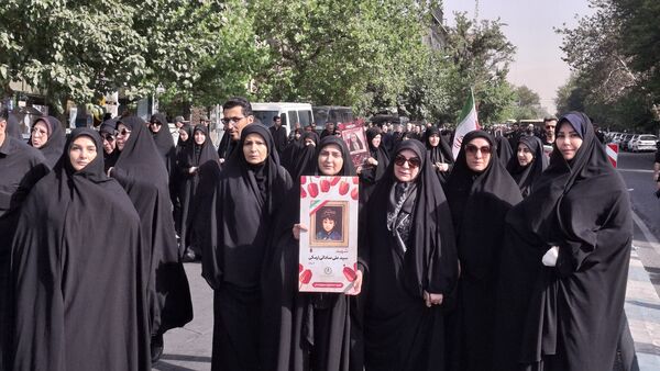 حضور پرشور فرهنگیان منطقه ۱۴ در مراسم تشییع پیکرهای شهدای جنگ ۱۲ روزه