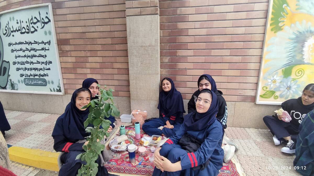 دختران شاد با صبحانه سالم در دبیرستان هیات امنایی فرزانگان ملارد