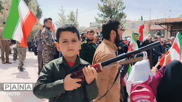 حضور دانش‌آموزان مارگونی در اربعین شهادت رهبر معظم انقلاب با نقاشی‌هایی از یاد ایشان