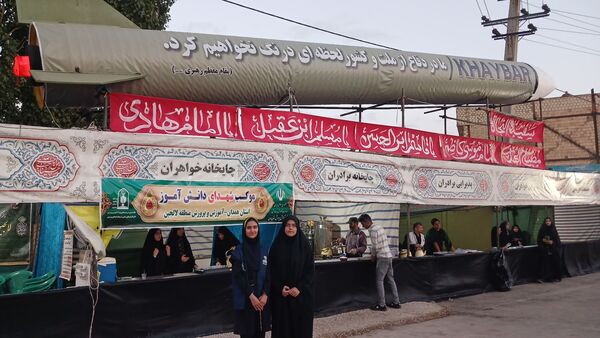 دانش‌آموزان با عشق در موکب امام حسین (ع) پذیرای زائران شدند