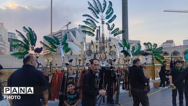 بیرق سیاه عزا در شب اول محرم بر گنبد ملکوتی امام هشتم برافراشته شد