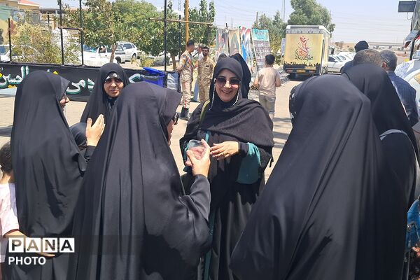 بهارستان دو در مسیر عشق؛ میزبانی فرهنگیان از زائران حسینی در عوارضی پرند