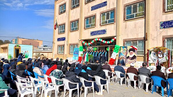 نواختن زنگ انقلاب در دبیرستان نمونه ایمان