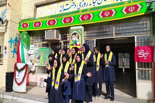 گلبانگ زنگ چهل و هفتمین پیروزی انقلاب اسلامی در مدرسه شهید مجید دهنوی 